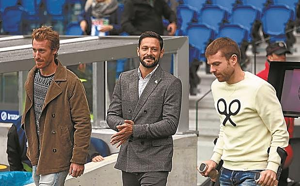 Junto a su amigo De la Bella. El domingo pasado, cuando ya le habían retirado el tornillo transisdesmal, apareció en muletas junto a De la Bella y Zurutuza en el césped del Reale Arena