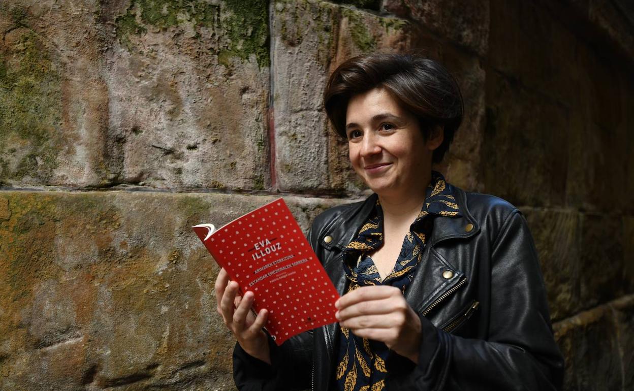 Danele Sarriugarte, Eva Illouzen bi lan jasotzen dituen liburua aurkeztu zuen egunean. 