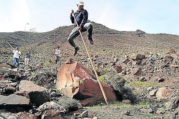 Con el regatón apoyado. El pastor apoya la lanza en el suelo antes de deslizarse por el palo y salvar el desnivel.