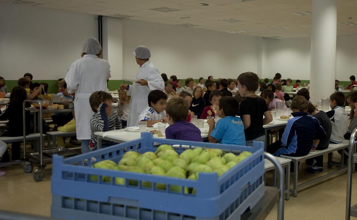 Niños en un comedor escolar.