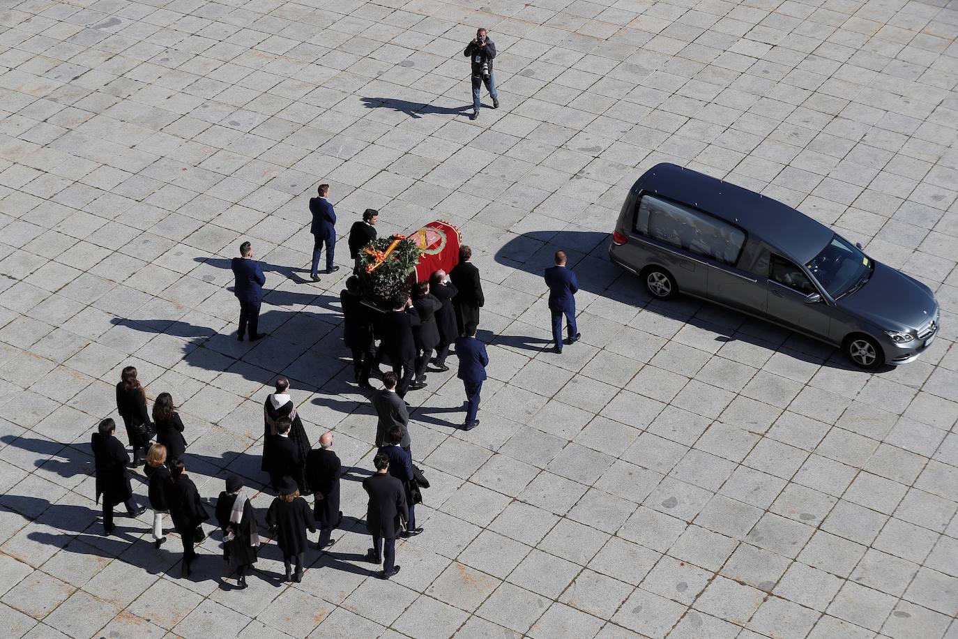 Familiares de Francisco Franco portan el féretro con los restos mortales del dictador tras su exhumación en la basílica del Valle de los Caídos