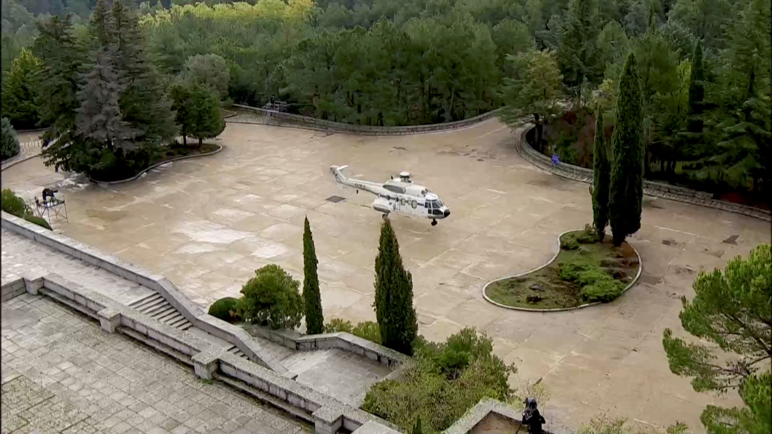 El helicóptero que trasladará los restos de Franco a Mingorrubio aterriza en el Valle de los Caídos.