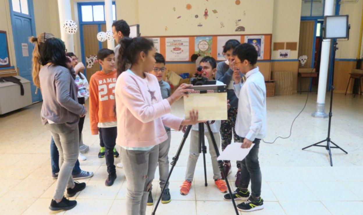 Estudiantes del colegio San José de Donostia, en pleno rodaje en una de sus aulas. 