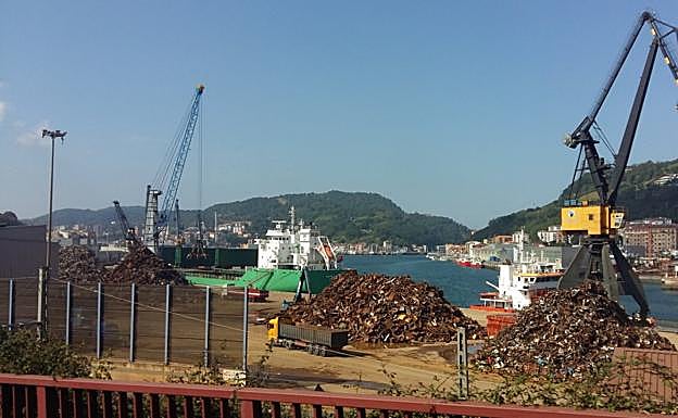 Puerto. Varias descargas simultáneas de chatarra en uno de los muelles más próximos al núcleo urbano de Pasai Antxo.