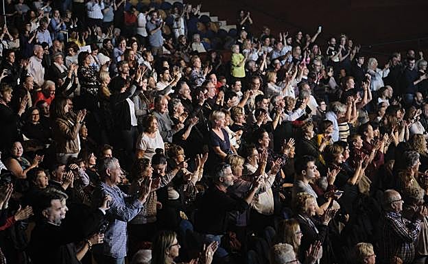 Imagen. El público del Kursaal en pie ante Raphael. 