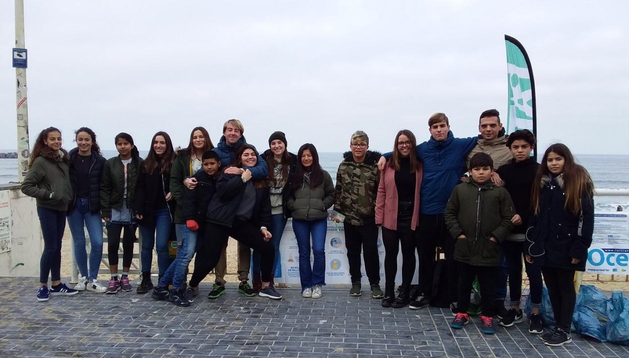 Participantes en la última jornada de limpieza organizada en la playa de la Zurriola por Patris Surf.