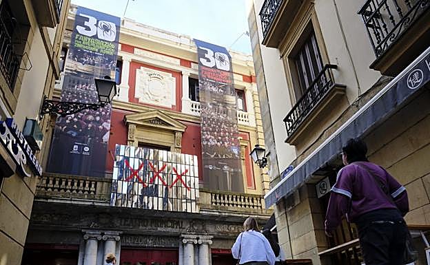 Un juego de espejos para reflejar al público con un treinta en números romanos es la creación de la escuela de diseño Kunsthal para la fachada del Principal.