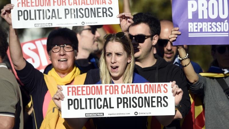 Miles de personas se concentran en Barcelona para protestar por la sentencia del 'procés'.