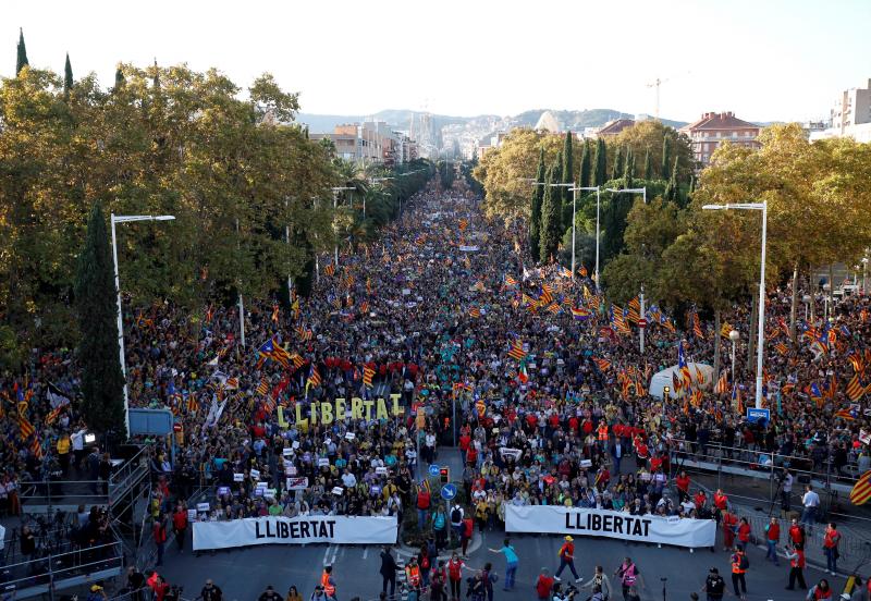 Miles de personas se concentran en Barcelona para protestar por la sentencia del 'procés'.