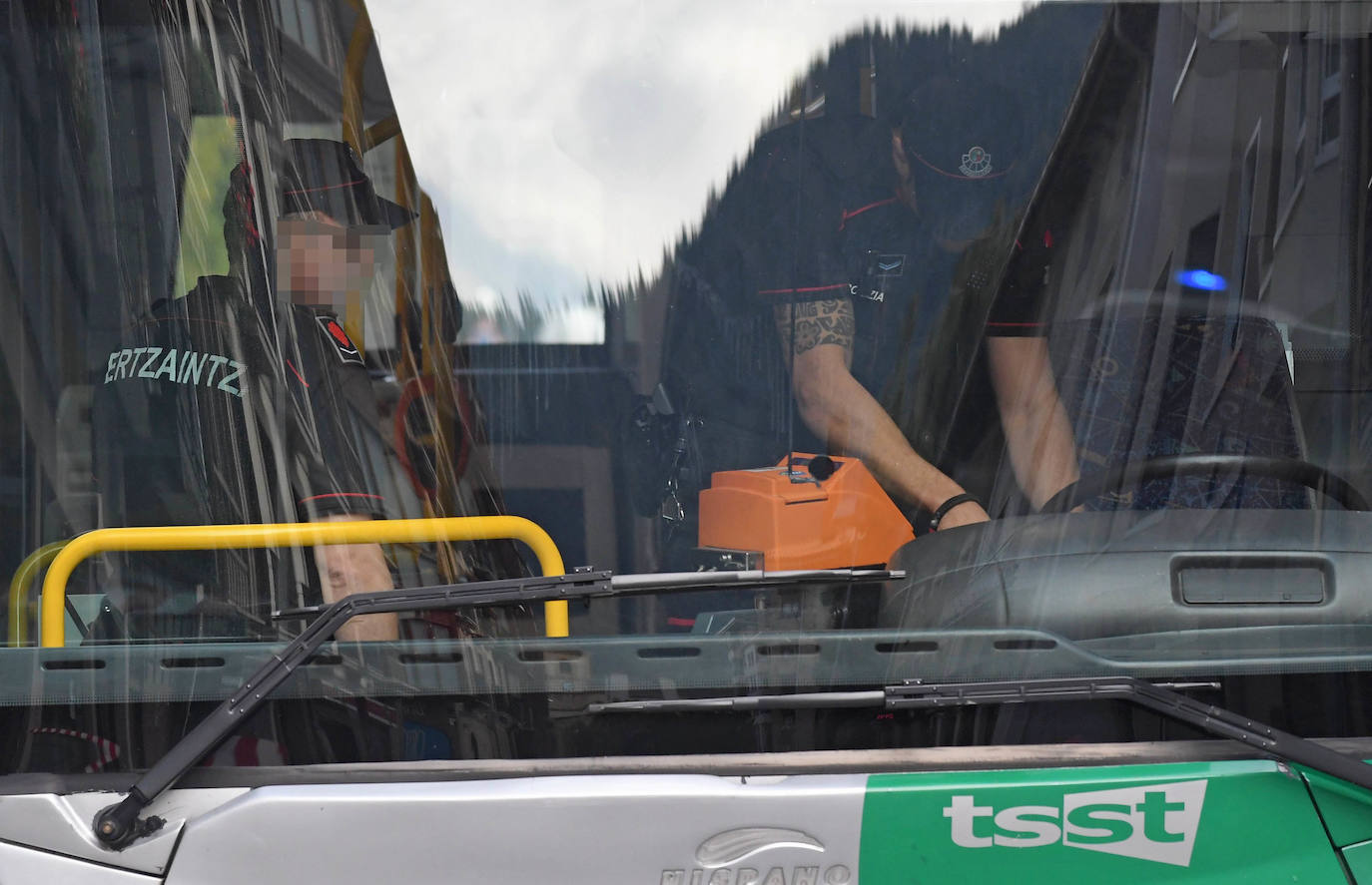 Fotos: Un joven es apuñalado en un autobús en Andoain