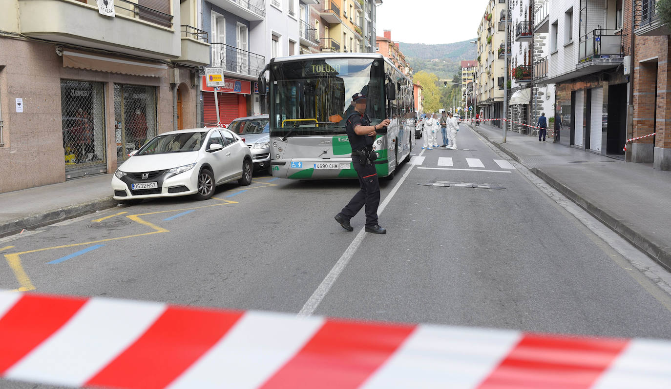 Fotos: Un joven es apuñalado en un autobús en Andoain