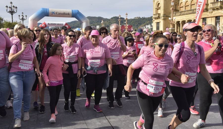 El rosa ha teñido las calles de Donostia. 