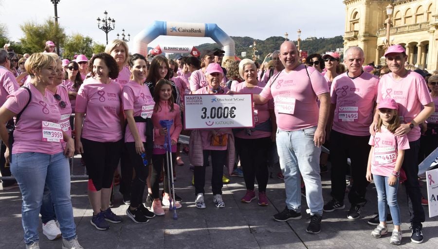 El rosa ha teñido las calles de Donostia. 