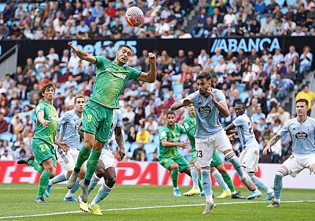 Mikel Merino trata de adelantarse a Brais Méndez en un balón aéreo. 