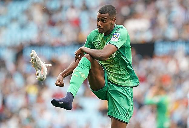 Isak patea su propia bota derecha -que se le había soltado- en la celebración del gol. 