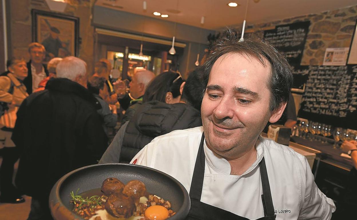 Pablo Loureiro muestra su chapela de hongos con crema de patata, demiglase de pato, yema de huevo y piñones. 