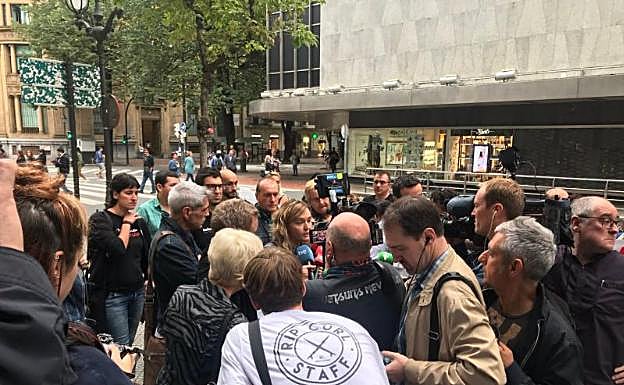 La representante de ELA, Miren Zubizarreta, realiza unas declaraciones antes de entrar en la sede del CRL.