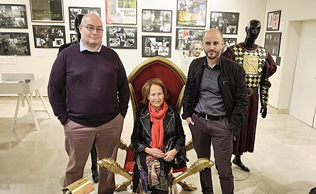 Bruno Molina, Elvira Primavera y Sergio Molina, en la exposición del centro cultural Okendo.