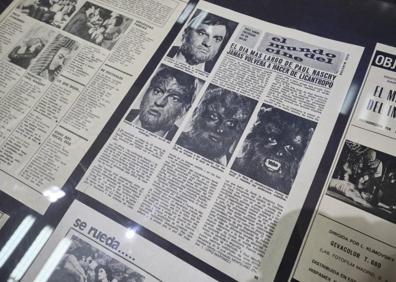 Imagen secundaria 1 - Arriba, elementos de maquillaje y efectos. A la izquierda, recortes que el propio Naschy coleccionaba. A la derecha, carteles y fotografías de las películas del actor.