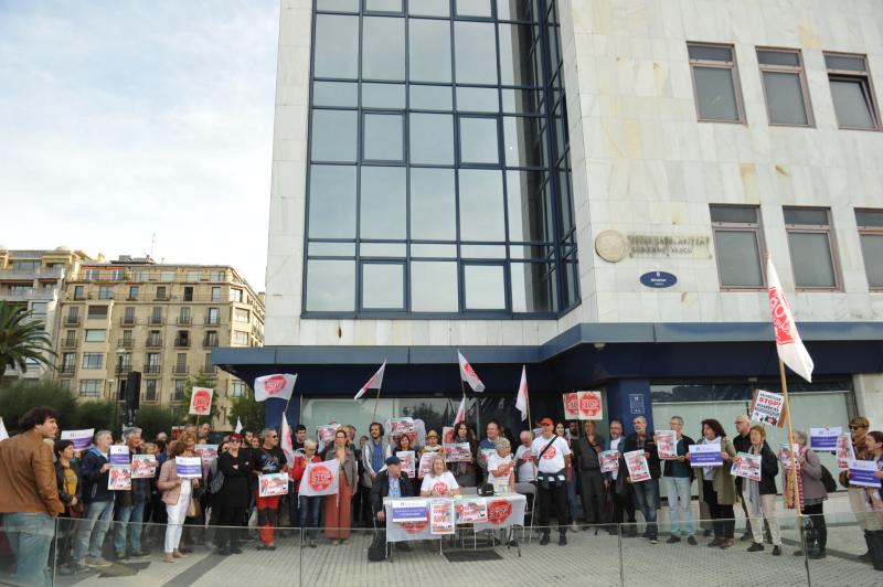 Protesta de Stop Desahucios ante la delegación del Gobierno Vasco en San Sebastián.