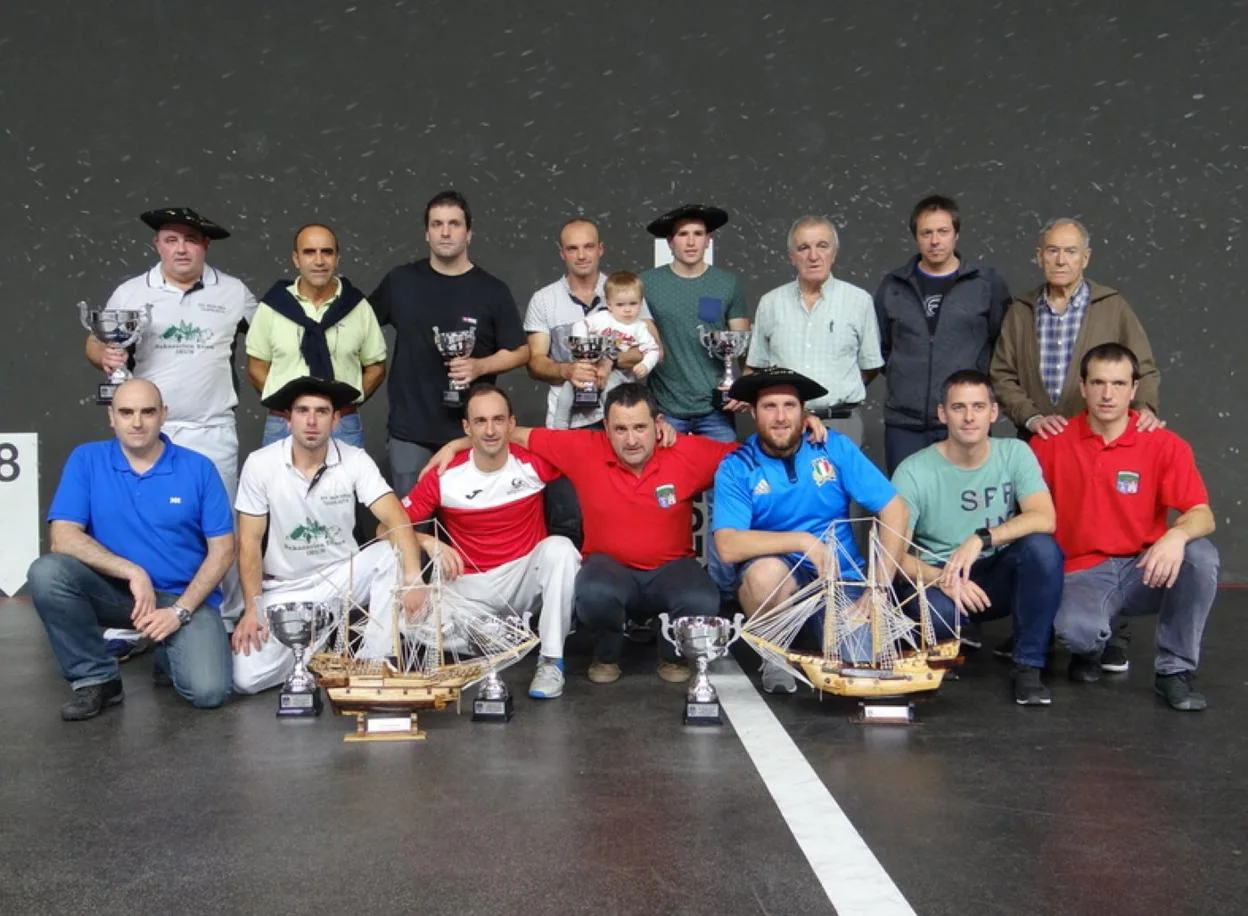 Finalistas y organizadores del campeonato de pala del Kurpil Kirolak.