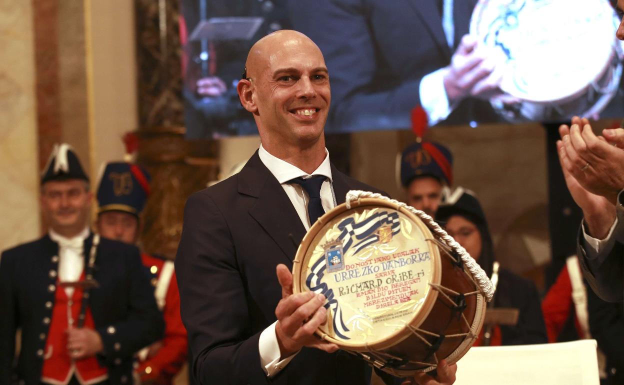 Richard Oribe recibió el Tambor de Oro en 2018. 