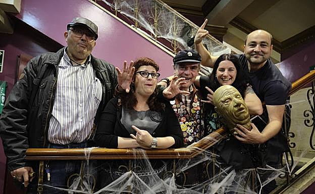 Manu Vidal, Nuria Roa, Imanol Murguiondo, Maider Arozena y Jon Ruiz con su 'Robertito', en la imprescindible sede de la Semana de Terror, el teatro Principal.