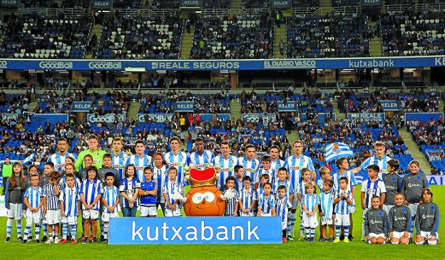 Los más pequeños se fotografiaron con los jugadores txuri-urdin antes de darles todo su apoyo desde la grada. 