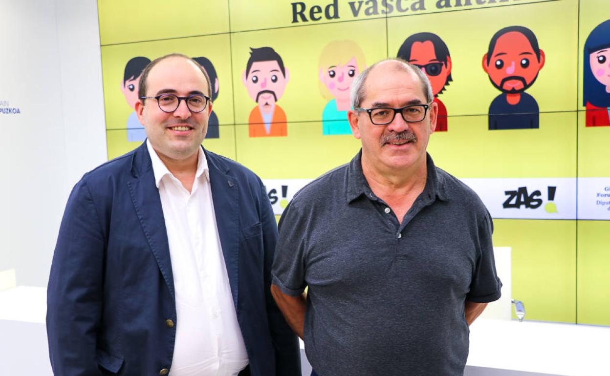 El director foral de Derechos Humanos y Cultura Democrática de Gipuzkoa, Ion Gambra y el sociólogo y miembro de la Red Vasca Antirrumores Zas!, Xabier Aierdi. 