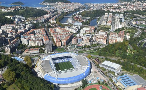 Vista aérea de la ciudad de sur a norte, con el nuevo estadio de Anoeta en primer plano.