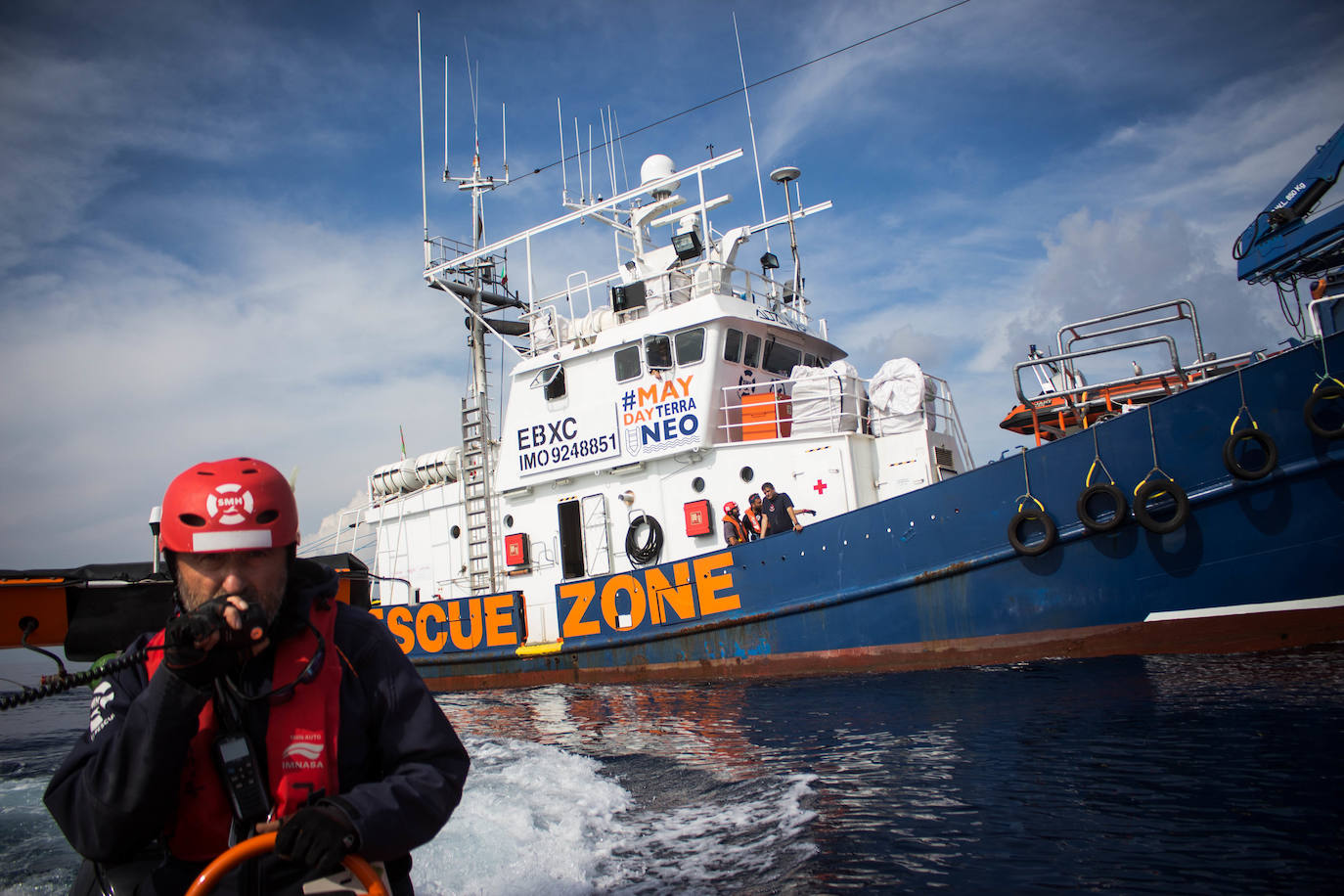 La tripulación del 'Aita Mari' este domingo se lo tomó con calma y navegó tranquila con el propósito de cumplir el calendario que se había fijado y entrar este lunes en el puerto de Lesbos. 