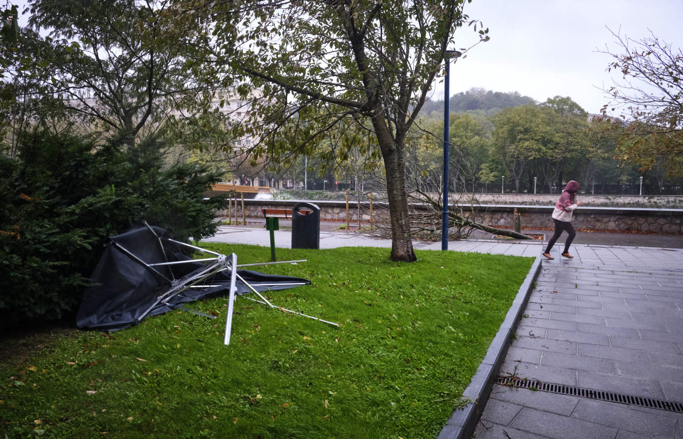 Fotos: El temporal de viento y olas deja numerosas incidencias en Gipuzkoa