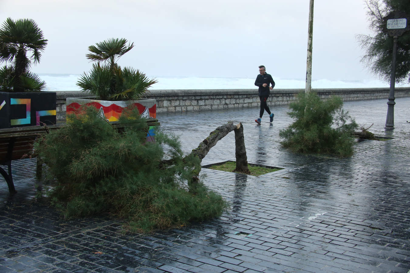 Fotos: El temporal de viento y olas deja numerosas incidencias en Gipuzkoa