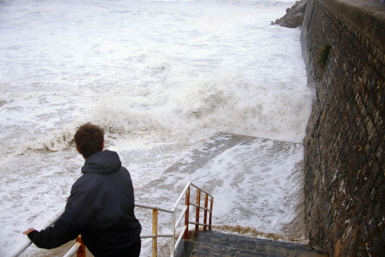 Fotos: El temporal de viento y olas deja numerosas incidencias en Gipuzkoa