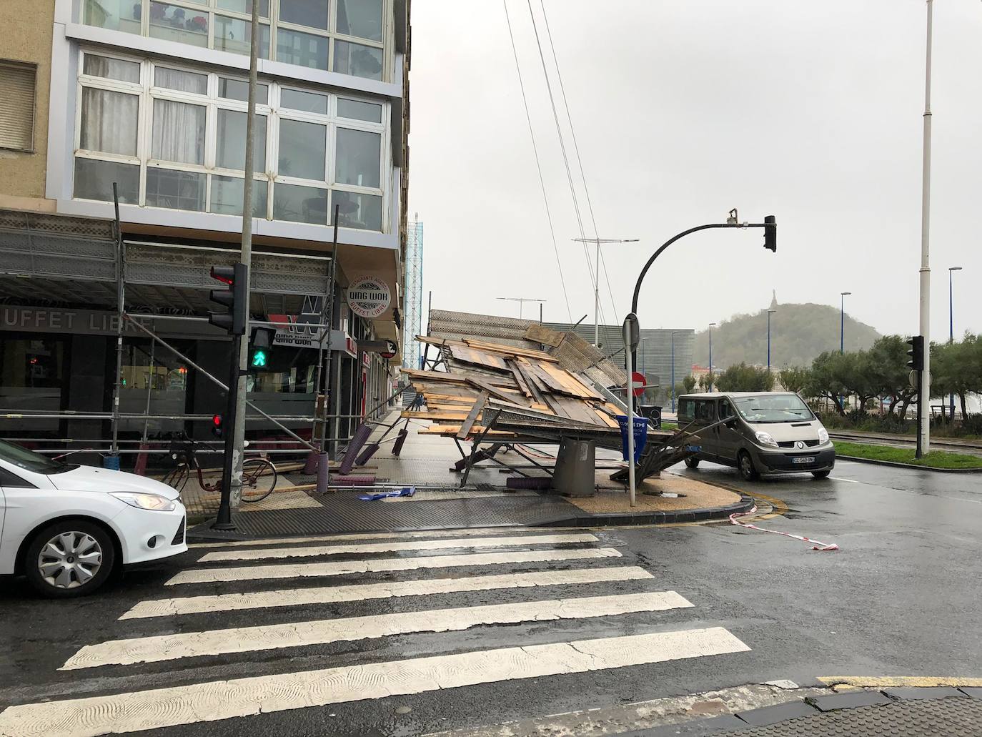 Fotos: El temporal de viento y olas deja numerosas incidencias en Gipuzkoa