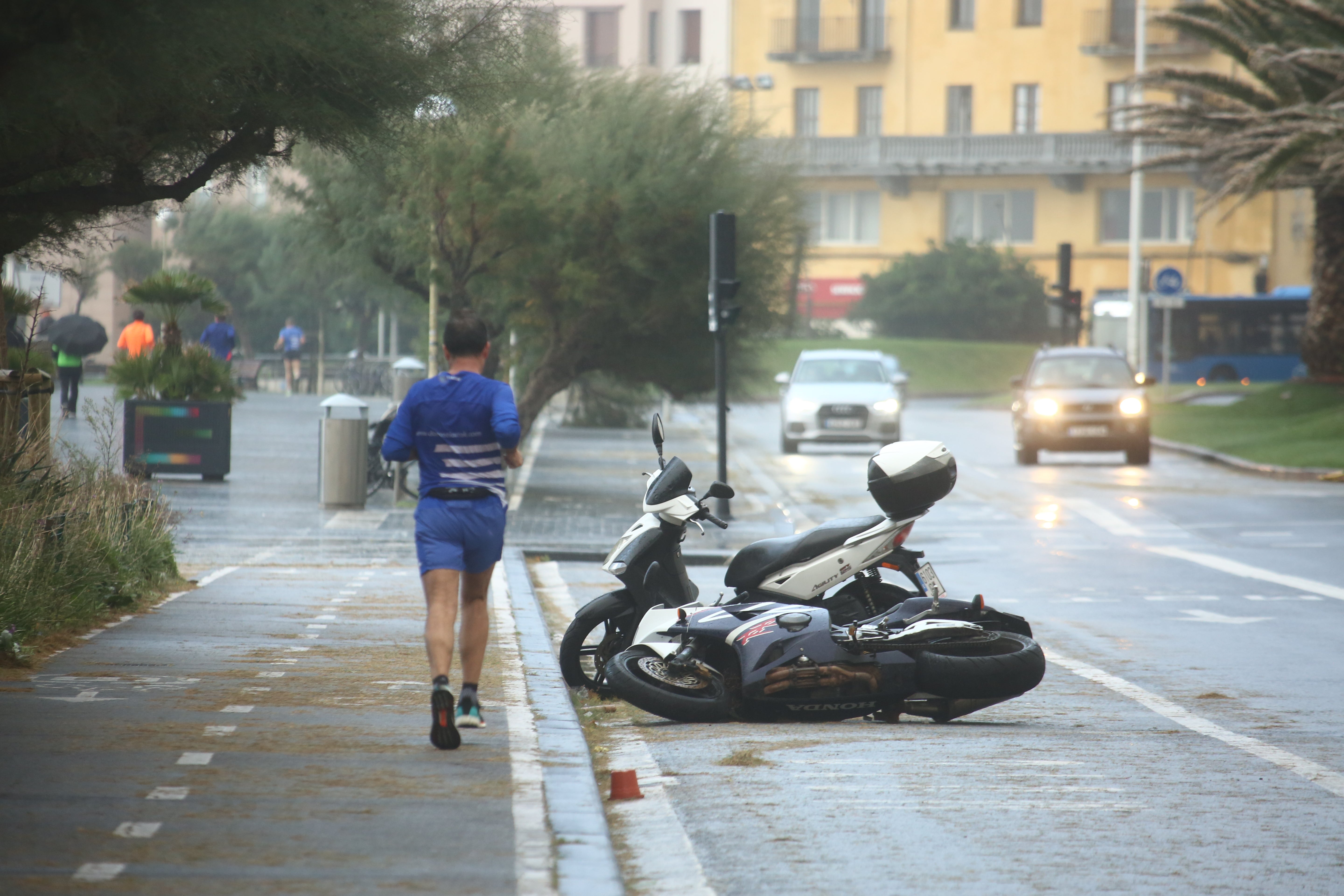 Fotos: El temporal de viento y olas deja numerosas incidencias en Gipuzkoa