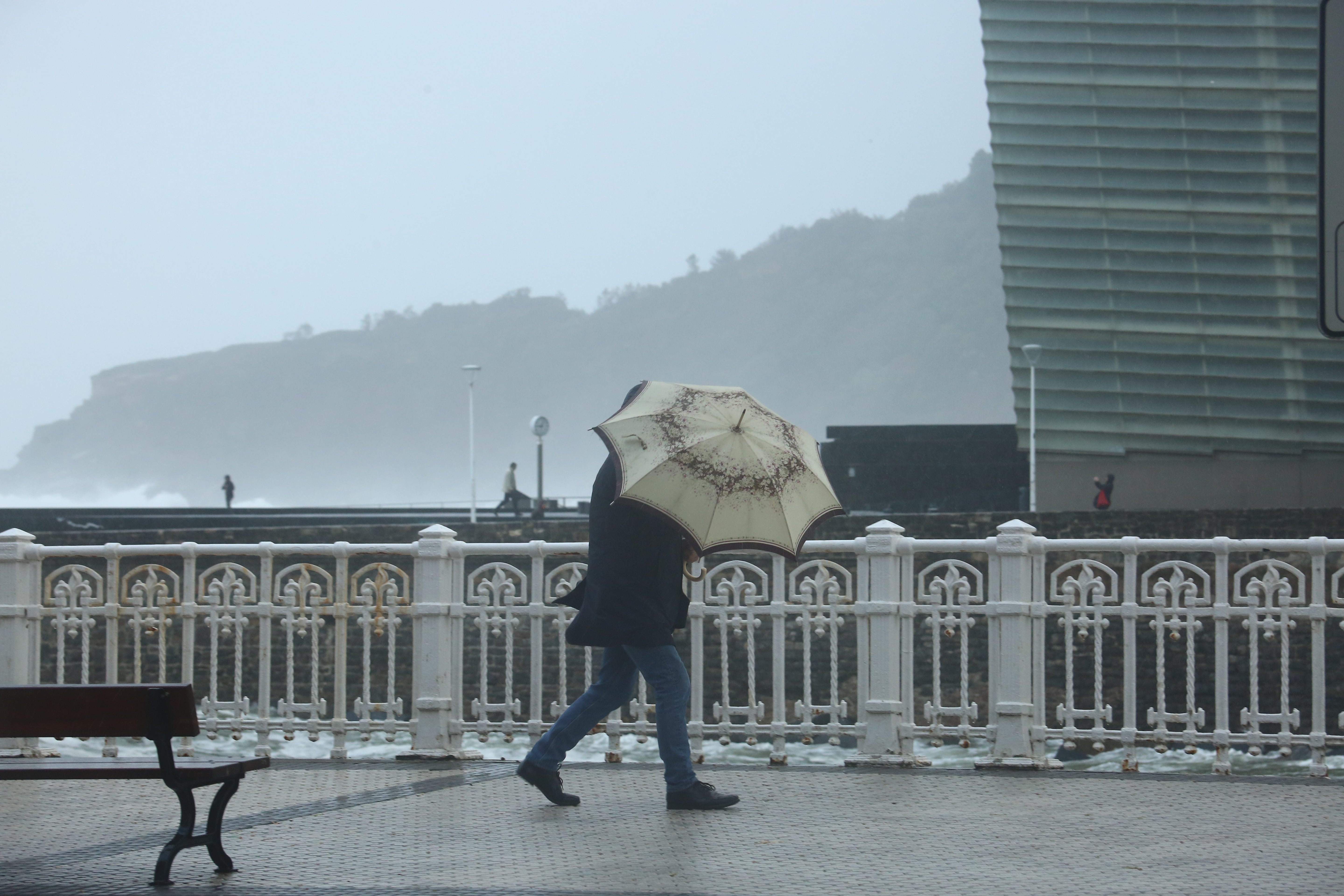 Fotos: El temporal de viento y olas deja numerosas incidencias en Gipuzkoa