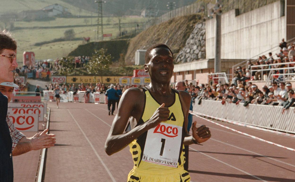 Tergat. El atleta entra como ganador en Elgoibar. 