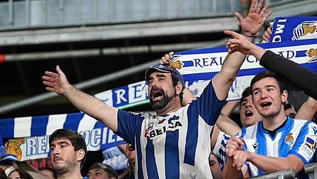 Seguidores de la Real no cesaron de animar a su equipo, en Los Cármenes. 