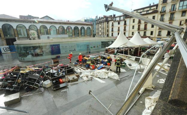 Los puestos de los baserritarras del mercado de la Bretxa quedaron destrozados a causa del fuerte viento. 