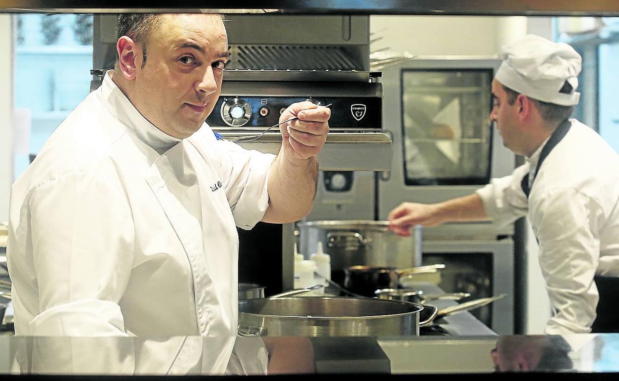 El chef Raúl Cabrera prueba un plato en la cocina del Ola.