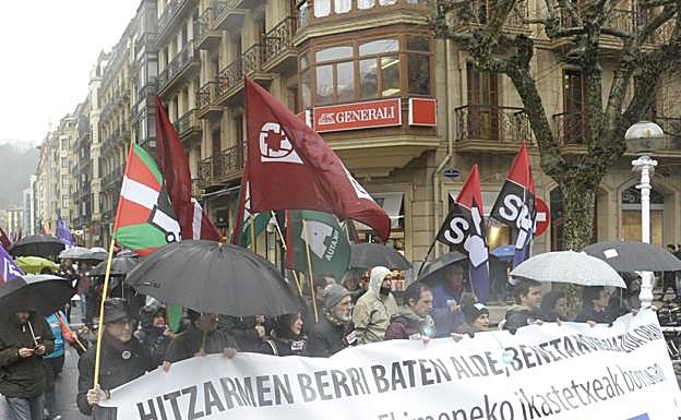 Manifestación de los sindicatos por el centro de Donostia.