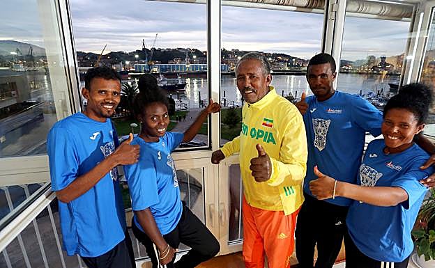 Amare, Baraki, el entrenador Berhane Fanta, Grmay y Gidey, ayer en la casa de Pasai Donibane en la que se alojan.