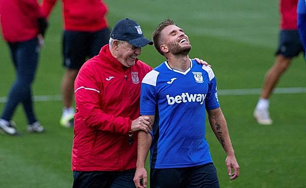 Javier Aguirre bromea con Kevin Rodrigues, en un entrenamiento de esta semana del Leganés. 
