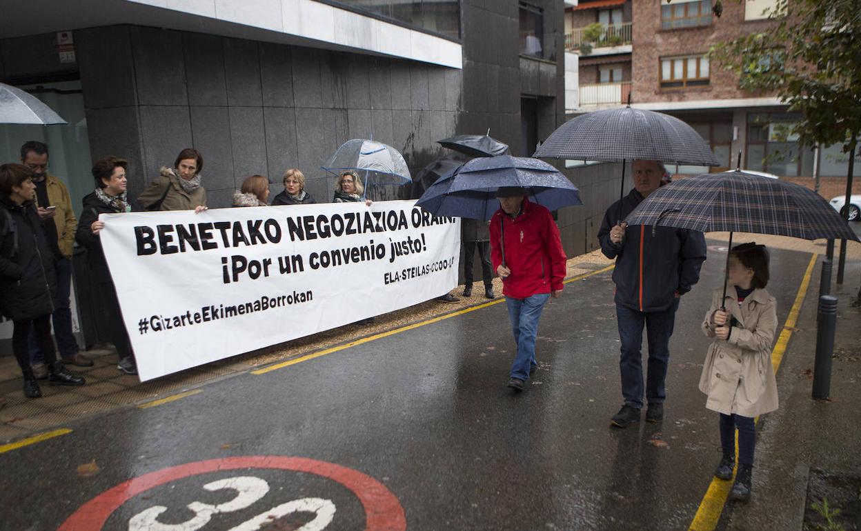 Concentración de los trabajadores frente al colegio El Pilar de Irun.