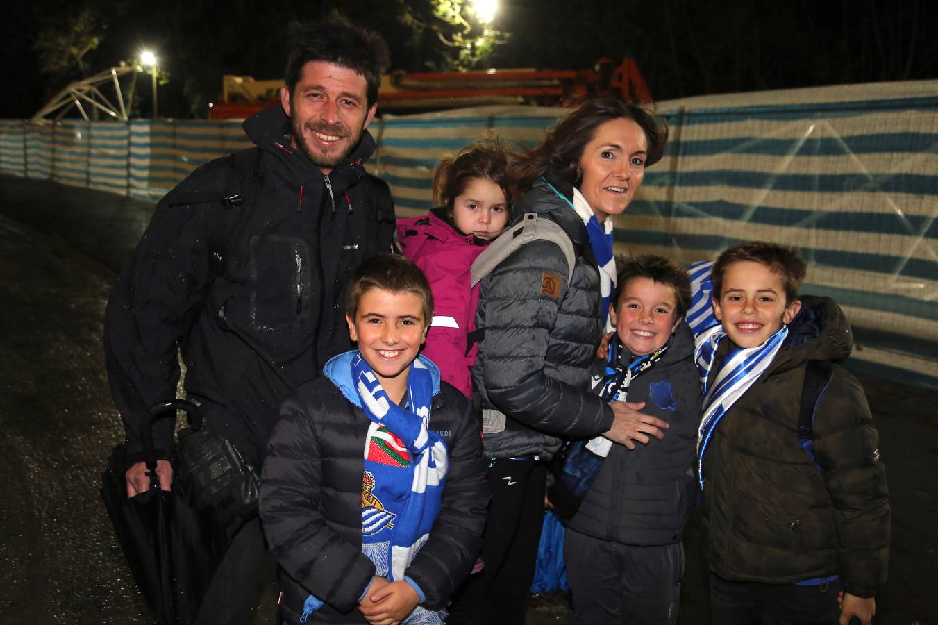 Miles de aficionados han acudido a Anoeta para presenciar el partido a pesar de la lluvia.