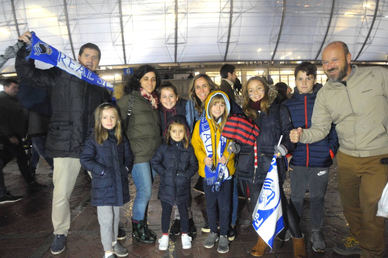 Miles de aficionados han acudido a Anoeta para presenciar el partido a pesar de la lluvia.