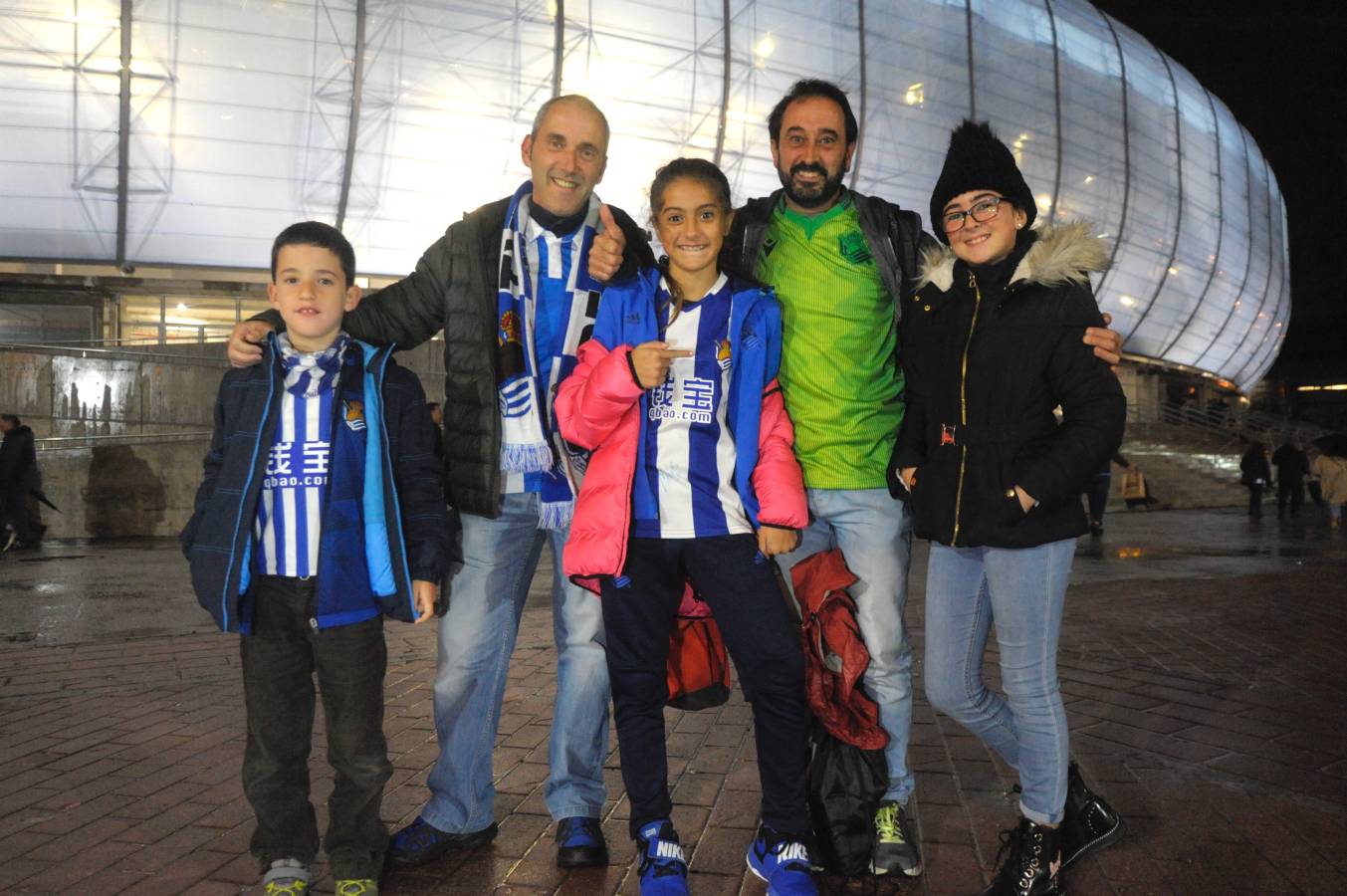 Miles de aficionados han acudido a Anoeta para presenciar el partido a pesar de la lluvia.