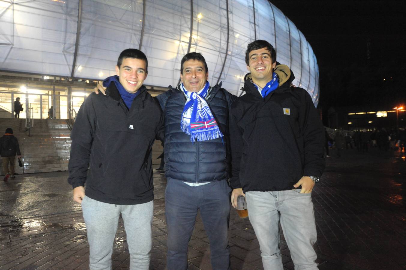Miles de aficionados han acudido a Anoeta para presenciar el partido a pesar de la lluvia.