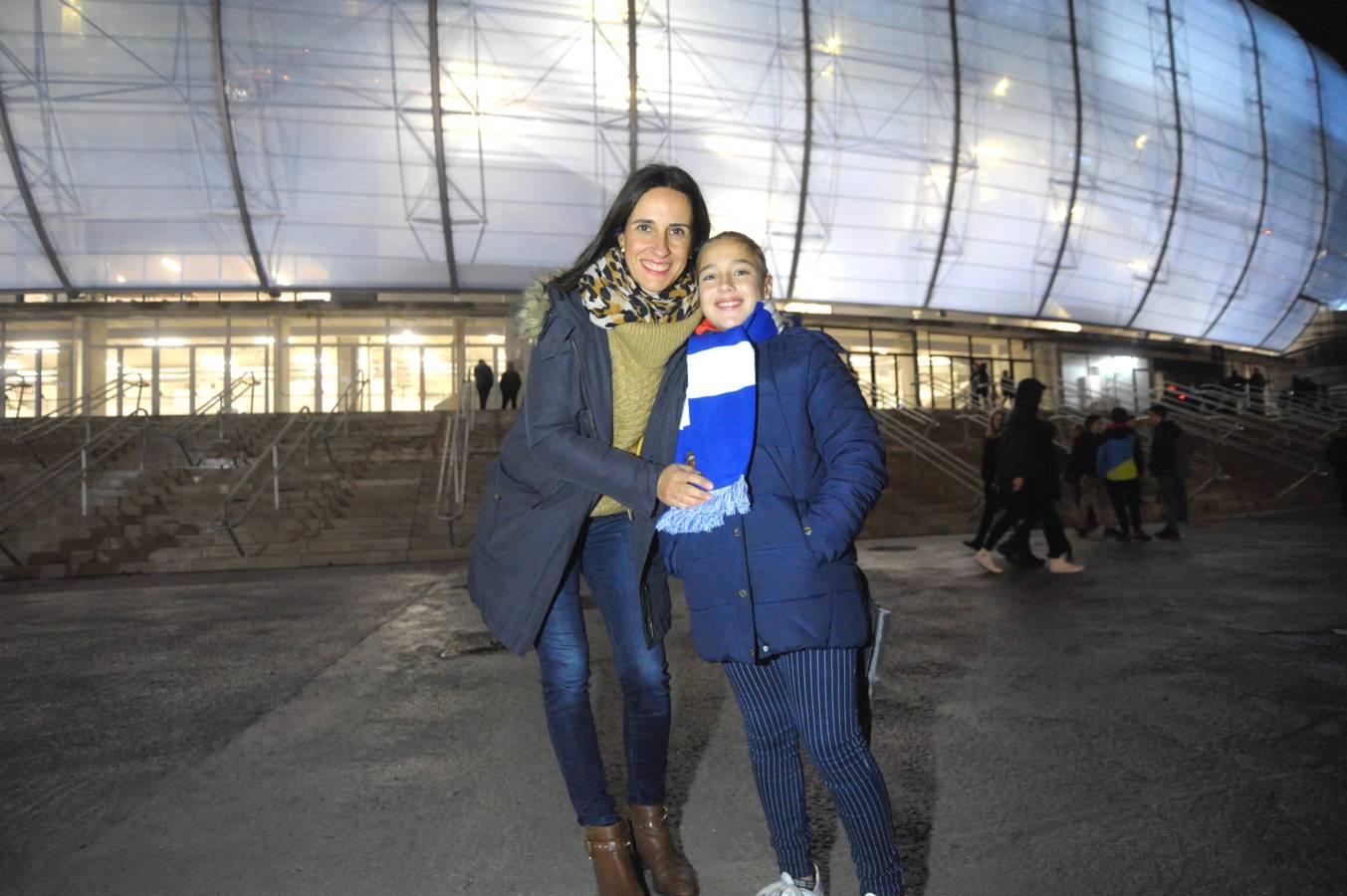 Miles de aficionados han acudido a Anoeta para presenciar el partido a pesar de la lluvia.